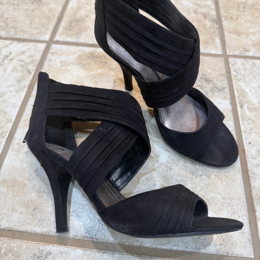 Stunning wrap style heel